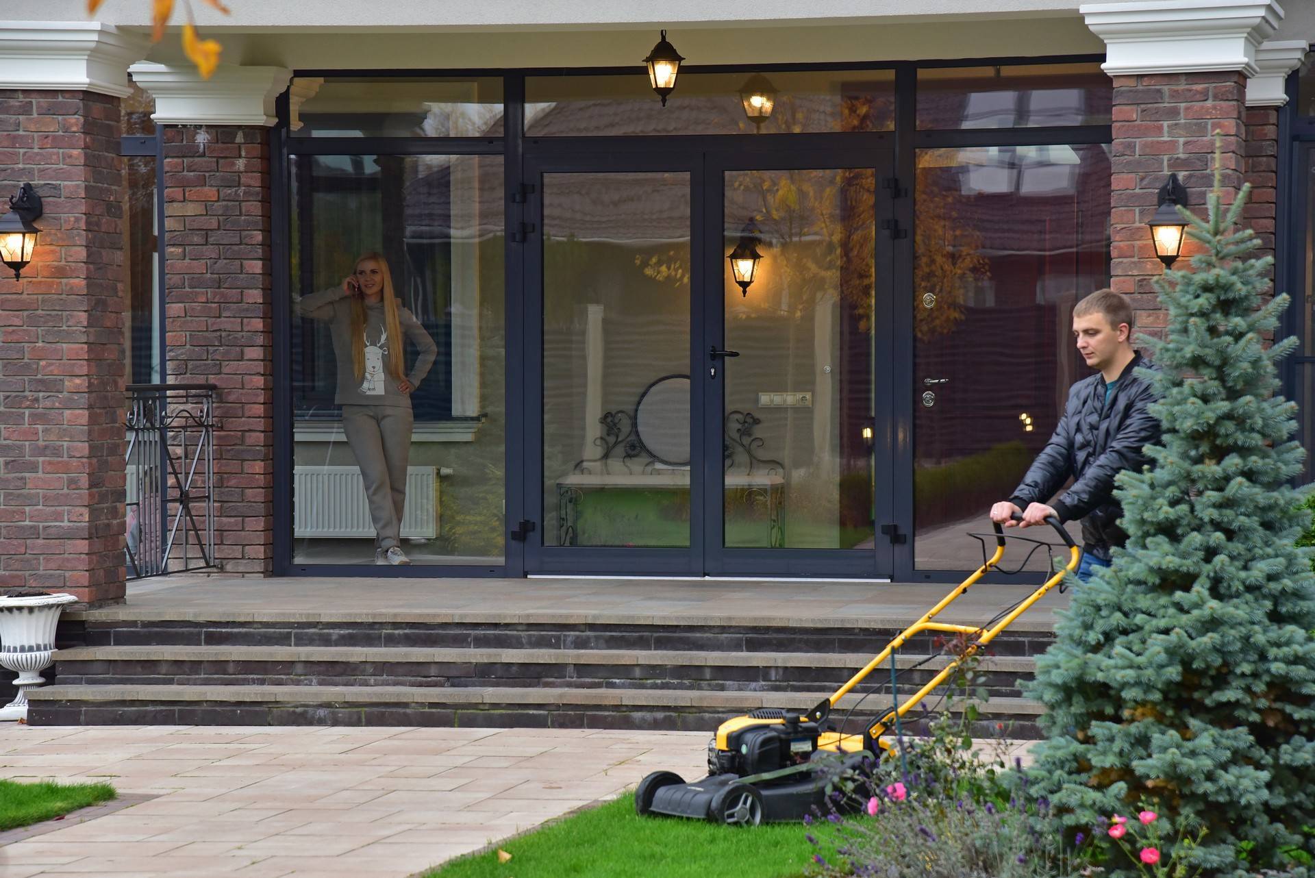 Классическая дверь ALT W72, цвет RAL 7016, накладные петли категория Двери