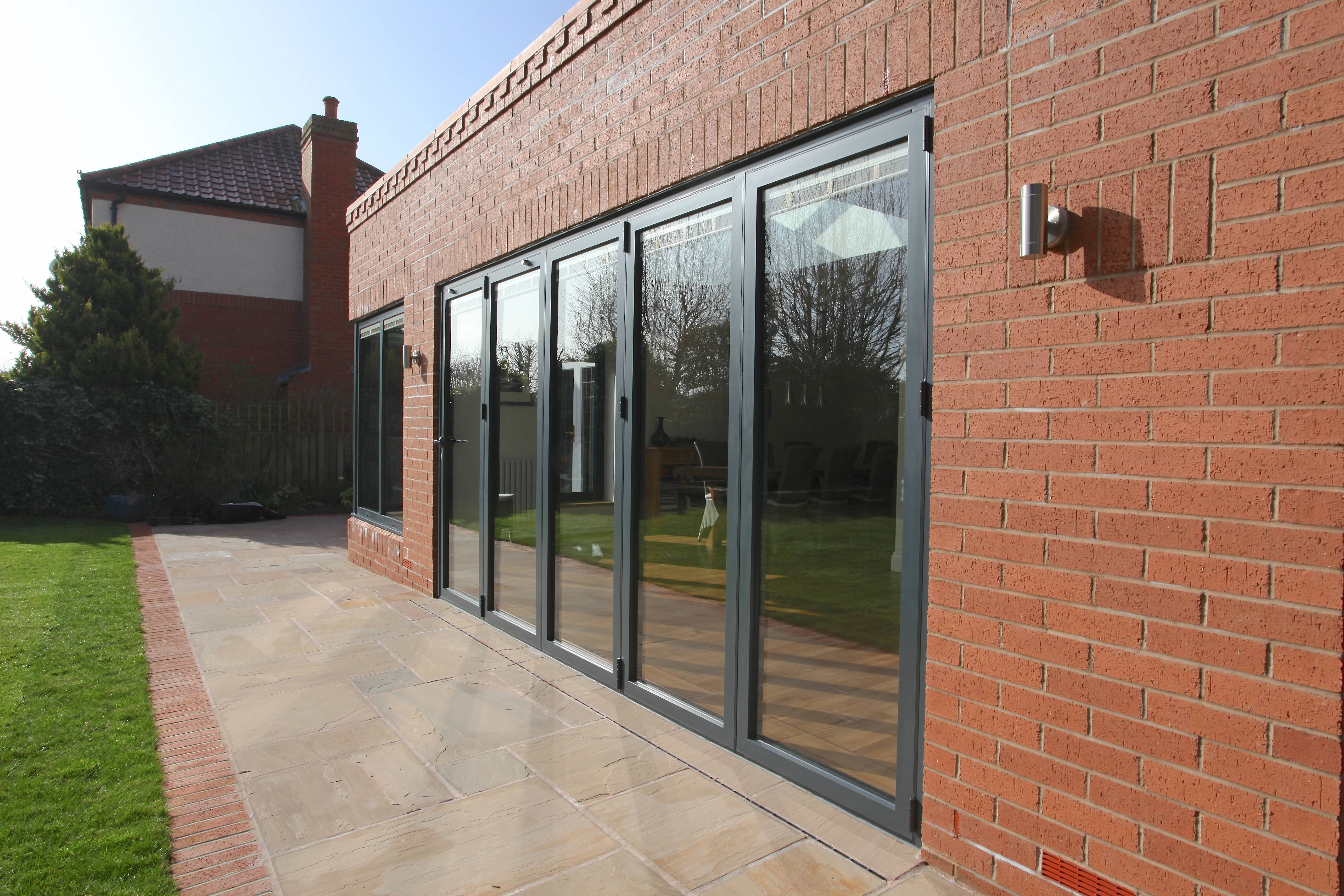 Складные двери-гармоша ALT BF73 с проходной дверью, складывание в одну сторону категория Портальные системы