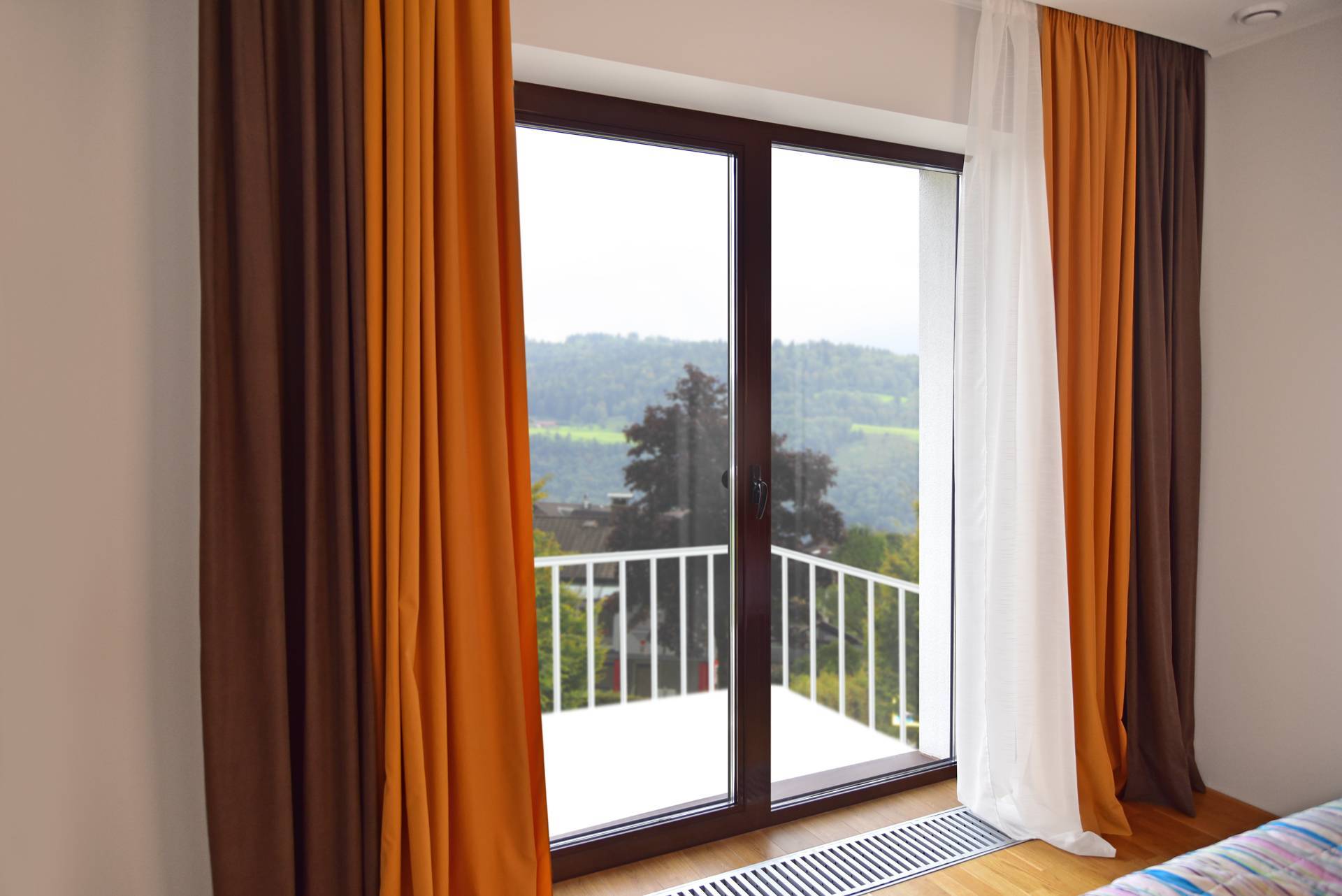 Террасная дверь ALT W72, цвет RAL 8017, вид изнутри категория Двери